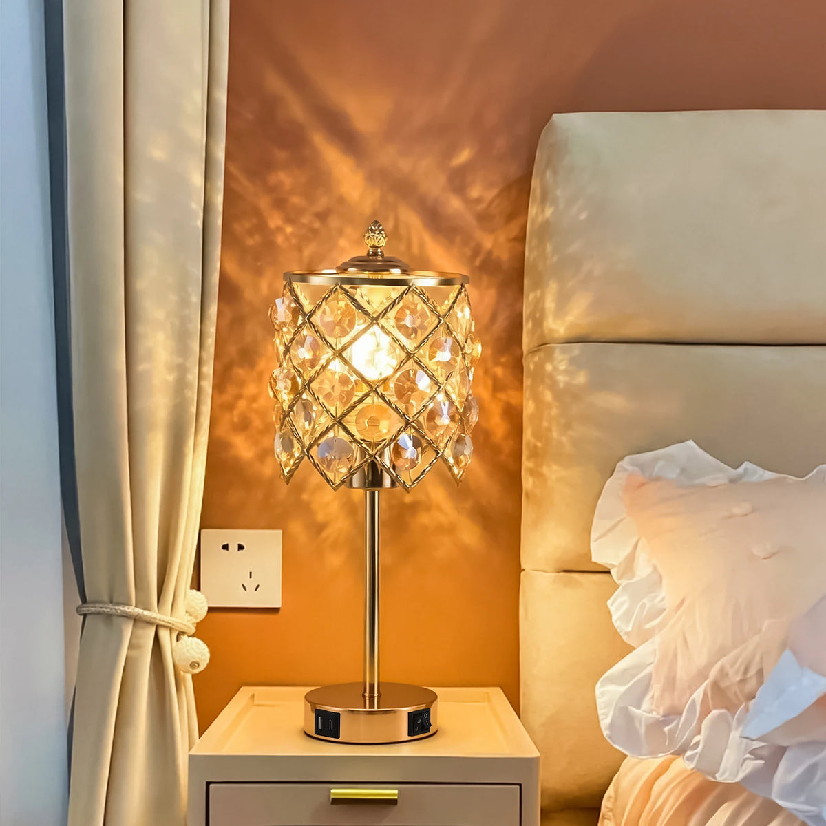 Luxury Gold Crystal Table Lamp with USB Charging Port & AC Outlet, Diamond Grid Crystal Lampshade Metal Bedside Nightstand Lamp, Elegant Decor Desk Lamp for Bedroom Living Room Hotel Wedding Home Decor